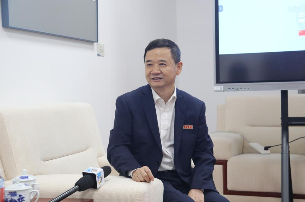 要常来 景德镇学院校长熊震宇向中华茶文化大使董晓欣说