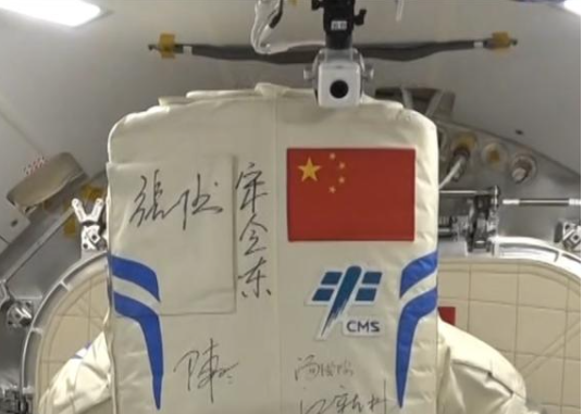 听航天人讲述与舱外航天服B的故事