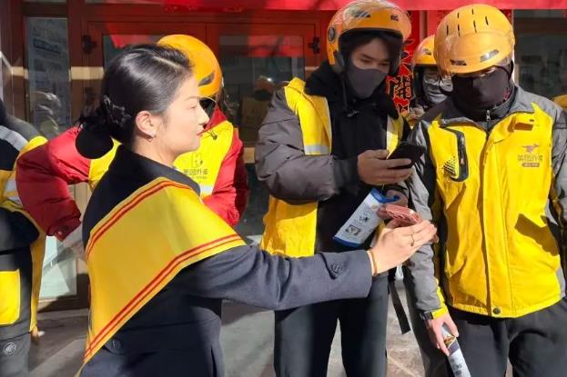 建行面向“两司两员”等新就业群体，开展就业政策宣传。（受访者供图）