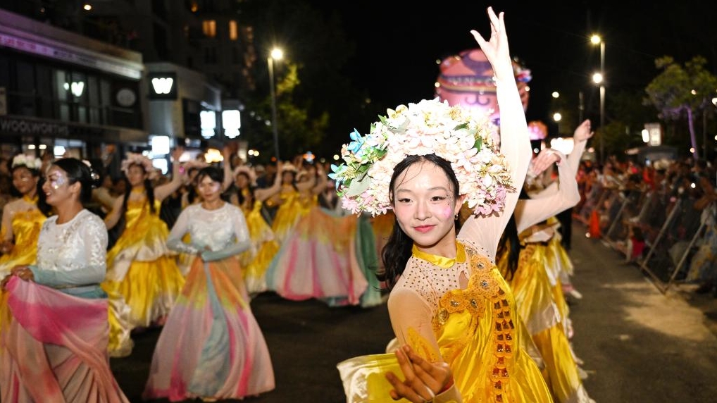 通讯丨“中国红”点亮“彩虹国”