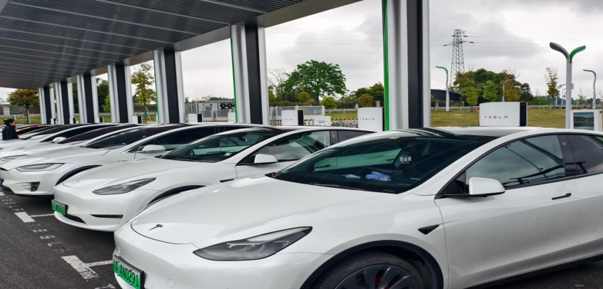 特斯拉国内规模最大高速服务区超级充电站项目上线