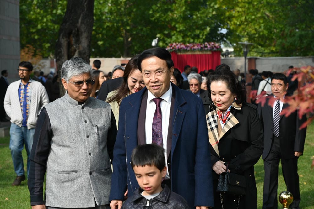 圣哲泰戈尔雕塑在印度驻华使馆落成