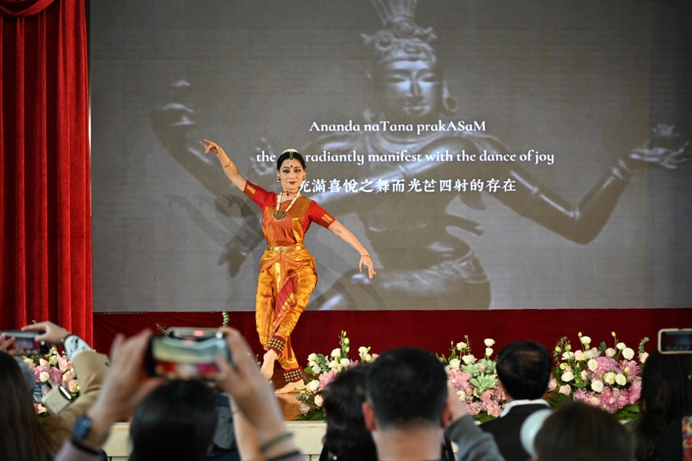 圣哲泰戈尔雕塑在印度驻华使馆落成